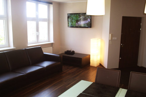 Apartamenty Gdask wynajem Kwatery Gdask wynajem Noclegi Gdask Luksusowy Apartament do wynajcia w Gdasku przy Kaplicy Krlewskiej. Salon ujcie na TV i drzwi wejsciowe. Luksusowy Apartament dla 6 osb do wynajcia. Adres apartamentu 80-835 Gdask ulica Grobla II nr 12-14C