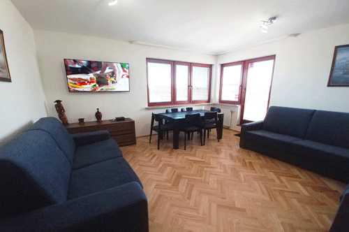 Kwatery prywatne Gdask wynajem. Salon - widok ogolny. TV z kablwk, st + 6 krzese, due okno, wyjcie na taras. Apartament Jelitkowo MARINA. Apartament nad morzem dla 6 osb do wynajcia. 