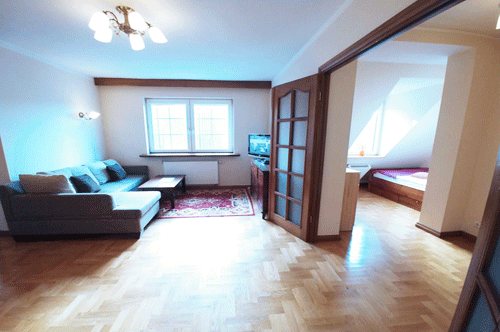 Apartamenty Gdask wynajem Kwatery Gdask wynajem Noclegi Gdask Luksusowy Apartament do wynajcia w Gdasku przy Kaplicy Krlewskiej. Salon i widok na sypialni. Adres apartamentu 80-834 Gdask ulica witego Ducha 67-71