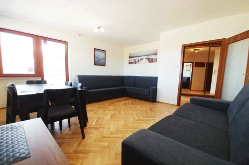 Apartament nad morzem do wynajcia. Kwatery prywatne Gdask wynajem Kwatera dla 6 osb. Jelitkowo MARINA - salon widok na dwuosobow rozkadan rogwk