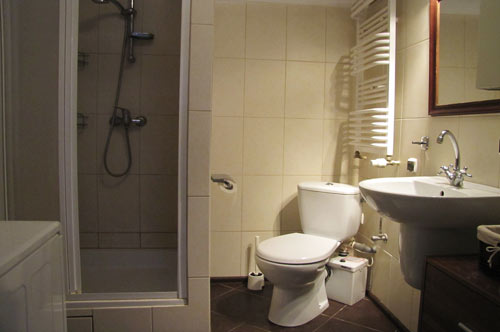 Apartamenty Gdańsk wynajem Starówka ZŁOTA BRAMA. Łazienka z prysznicem, umywalką i pralką. Kwatery prywatne Sopot nad morzem dla 5 osób do wynajęcia. 