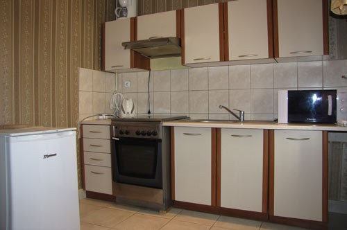 Apartamenty Gdask wynajem. Kwatery prywatne Gdask wynajem. Apartamenty Gdask Starwka. Apartament do wynajcia dla 4 osb Gdask PIWNA. Pomieszczenie kuchenno/sypialne. Widok na cz kuchenn